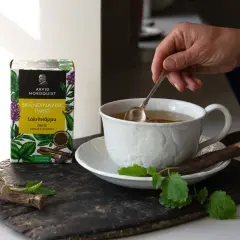 En kopp te med lakritsrot och citronmeliss, en perfekt dryck för att pigga upp sig. Detta chai te har naturligt koffein.