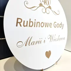 Okrągły topper na tort z napisem "Rubinowe Gody Marii i Wiesława" i cyfrą 40. Idealny pomysł, jak udekorować tort na 40 rocznicę ślubu.