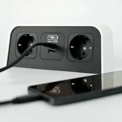 Ładowarka z USB (max. 65W) podłączona do telefonu, który się grzeje i szybko rozładowuje.