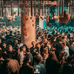 Folla giovane in una discoteca di Barcellona, forse per festeggiare i 17 anni. Luci soffuse e musica alta creano l'atmosfera perfetta per ballare tutta la notte.