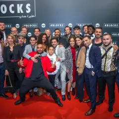 Die 4 Blocks Schauspieler alle versammelt für ein Foto.