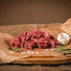 Mielone mięso na burgery, czosnek, liście laurowe i sól. Idealne składniki, by zrobić pyszne burgery.