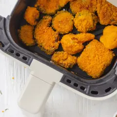 Verdure in friggitrice ad aria, dorate e croccanti, pronte per essere gustate. Un'idea sana e veloce per uno snack o un contorno.