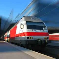 Pędzący pociąg z czerwonymi pasami, idealny na regio zwrot biletu. Szybka podróż przez krajobraz.