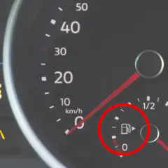 Bränslemätaren visar att det är låg nivå i en diesel B7 personbil. Hastighetsmätaren visar 0 km/h.