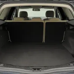 Pusta przestrzeń bagażowa Ford Mondeo MK4 kombi. Wymiary wnętrza pozwalają na przewóz wielu rzeczy.