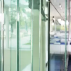 Przezroczyste panele szklane, połączone precyzyjnym klejeniem szkła, tworzą nowoczesną przestrzeń.