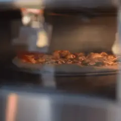 Pizza z kurczakiem w piecu, zaraz będzie gotowa.