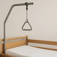 Bettgalgen mit Griff über einem Krankenbett. Ein wichtiges Hilfsmittel, das oft von der Krankenkasse übernommen wird.