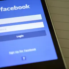 Ekran logowania Facebook. Chcesz wiedzieć, jak wyłączyć aktywność na FB? Zaloguj się, by zarządzać swoimi ustawieniami prywatności.
