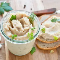Smalec z fasoli w słoiku, podany z chlebem. Pyszna, wegetariańska pasta na kanapki.