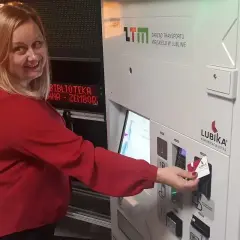 Kobieta kupuje bilet 15 minutowy w automacie LTM w Lublinie.