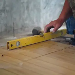 Wyrównanie podłogi pod panele bez wylewki? 4 metody DIY!
