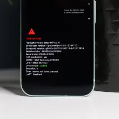 Ekran telefonu w trybie **fastboot** z informacjami o wersji oprogramowania, numerze seryjnym i stanie urządzenia.