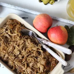 Pyszna szarpana wieprzowina, idealna na obiad. Ten przepis na szarpaną wieprzowinę z jabłkami jest prosty i szybki.
