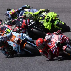 Motociclistas en plena carrera en Mugello, ¡los horarios de MotoGP son emocionantes!