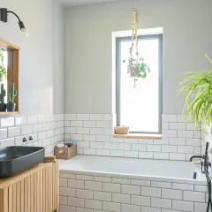 Odnowa łazienki bez kucia płytek: Metody, koszty, DIY!