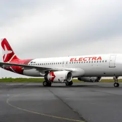 Samolot Electra Airways na płycie lotniska. Czekam na mój bagaż po podróży.