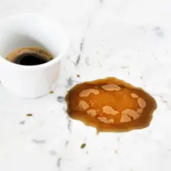 Tazza di caffè rovesciata su marmo bianco. Scopri come pulire il marmo macchiato dal caffè.