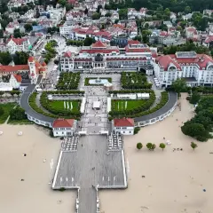 Vy över Sopot beach med sin berömda pir, fontän och omgivande arkitektur.