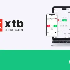 Logo XTB i ekrany laptopa i telefonu z wykresem giełdowym pokazują, na czym zarabia XTB – na handlu online.
