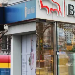 Logo PKO i napis Bank Pekao. Czy PKO i Pekao to to samo? Nie, to dwa różne banki.