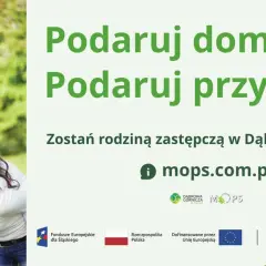 Szczęśliwa rodzina na tle zieleni. Zachęta do zostania rodziną zastępczą w Dąbrowie Górniczej, informacja o mops.com.pl.