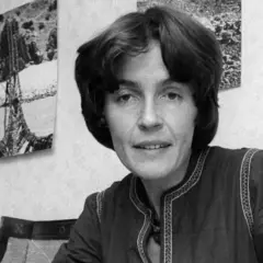 Polska alpinistka Wanda Rutkiewicz na zdjęciu. W tle widoczne obrazy z górskim krajobrazem.