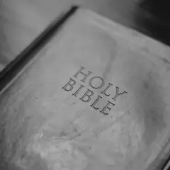 Stara Biblia, jak ta, którą czytał Samuel, leży otwarta.