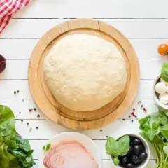 Świeże ciasto na pizzę, pomidorki, mozzarella, oliwki i bazylia. Zastanawiasz się, ile może stać ciasto na pizzę?