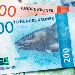 Norweskie banknoty: 100 i 200 koron. Na 200-koronowym banknocie widnieje dorsz i maskonur. To jest kr jaka to waluta.