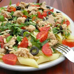 Boska sałatka z tuńczykiem i makaronem penne, pomidorkami, oliwkami i rukolą. Idealna na szybki obiad.