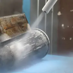 Czyszczenie suchym lodem cennik: metalowe elementy poddawane są strumieniowi suchego lodu, usuwając zanieczyszczenia.
