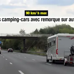 Un camping-car tractant une remorque avec une moto, sur autoroute. Vitesse max 90 km/h pour les camping-cars avec remorque.