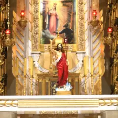 Figurka Jezusa Zmartwychwstałego na ołtarzu. W tle obraz Matki Bożej. To symboliczne przypomnienie, ile trwa okres wielkanocny i radość ze Zmartwychwstania.
