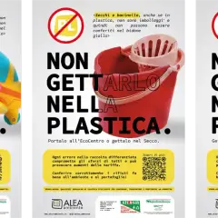 Tre poster informativi sulle corrette divisioni raccolta differenziata: giocattoli, secchi e guanti non vanno nella plastica.