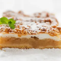 Puszysta piana do szarlotki, idealna na wierzch ciasta, posypana cukrem pudrem i udekorowana miętą.