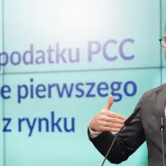 Likwidacja podatku PCC przy zakupie pierwszego mieszkania z rynku wtórnego. Mężczyzna w garniturze przemawia.