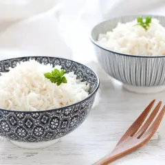 Due ciotole di riso pilaf profumato, guarnite con prezzemolo fresco, pronte per essere gustate.