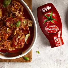 Pikantne żeberka pieczone w sosie pomidorowym z cebulą, idealne do podania z ketchupem Kotlin.