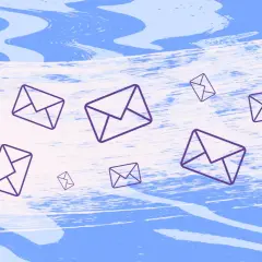 Une ampoule éclaire une volée de lettres, symbolisant une idée pour une lettre de dénonciation préfecture.