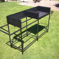 Solidny, metalowy grill na trawie. Idealny do nauki, jak zrobić grilla metalowego i cieszyć się letnimi wieczorami.