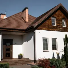 Elewacja do brązowego dachu i białych okien: wybierz idealny kolor!