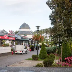 Urokliwe międzyzdroje atrakcje: restauracje, kawiarnie i zadbane tereny zielone tworzą przyjemną atmosferę.