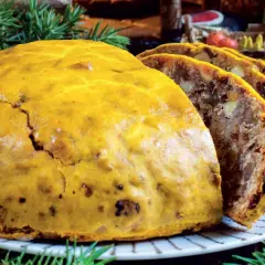 Pangiallo ricetta: un dolce tradizionale natalizio, dorato e ricco di frutta secca, pronto per essere gustato.