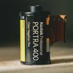 Rolka filmu Kodak Portra 400. Gdzie wywołać zdjęcia z Kodaka? W każdym dobrym laboratorium fotograficznym.
