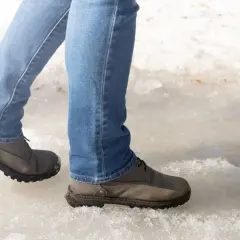 Nie ślizgaj się! Jaka podeszwa butów najlepsza na lód?
