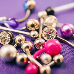 Kolekcja biżuterii do piercingu, w tym ozdoby z kryształkami, idealne na monroe piercing.