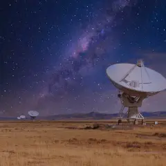 Anteny radioteleskopów pod rozgwieżdżonym niebem. Czy w kosmosie jest dźwięk? Te anteny nasłuchują.