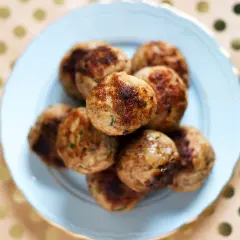 Un piatto di polpette senza uova, dorate e succulente, pronte per essere gustate.